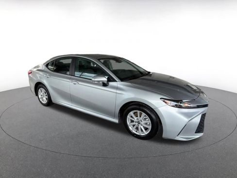 Used 2025 Toyota Camry LE image 2