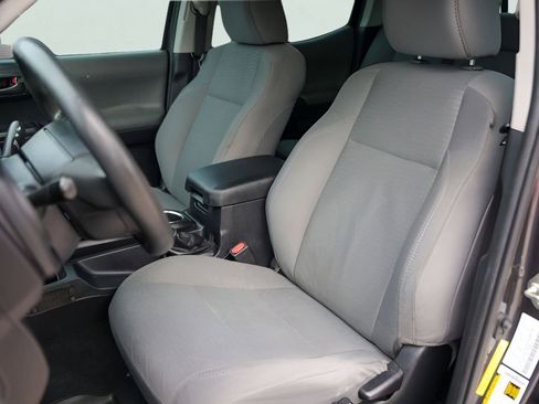 Used 2018 Toyota Tacoma SR w/ SR Convenience Package image 11