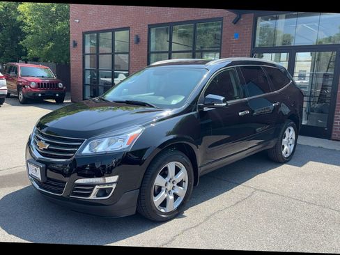 Used 2017 Chevrolet Traverse LT w/ Style and Technology Package image 2