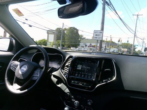 Used 2021 Jeep Cherokee Limited image 26