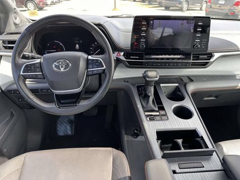 Used 2023 Toyota Sienna XSE w/ XSE Plus Package FWD image 17