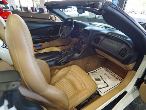 Used 2004 Chevrolet Corvette Convertible w/ Preferred Equipment Group RWD image 18