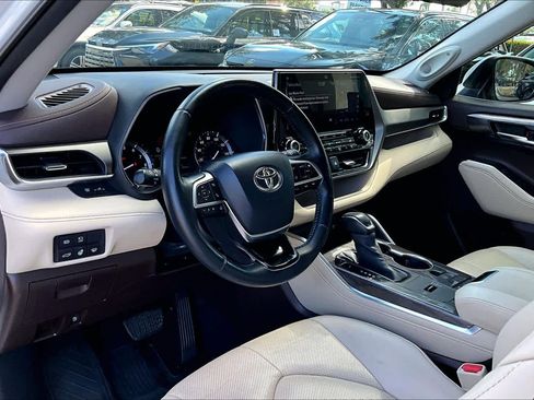 Used 2020 Toyota Highlander Limited image 17