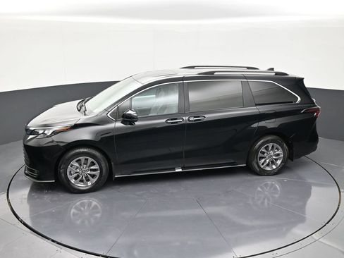 Used 2025 Toyota Sienna XLE w/ XLE Plus Package image 14
