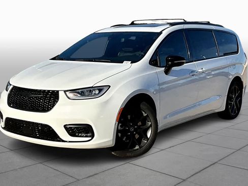 New 2026 Chrysler Pacifica Limited w/ S Appearance Package image 2