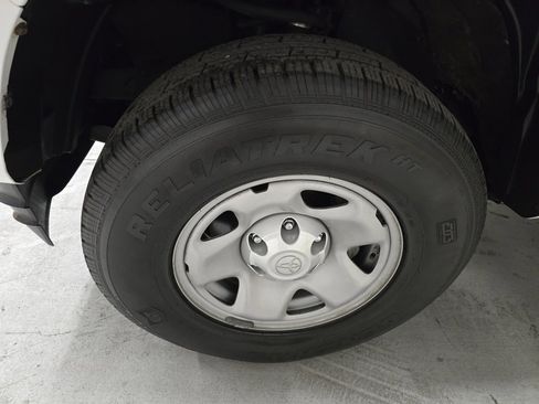 Used 2018 Toyota Tacoma SR image 10