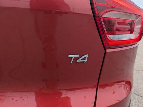 Used 2021 Volvo XC40 T4 Momentum image 20