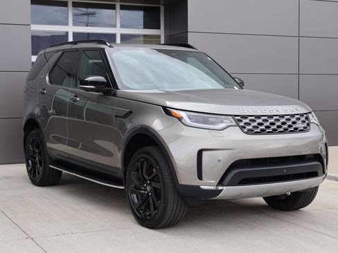 Certified 2025 Land Rover Discovery S AWD/4WD image 3