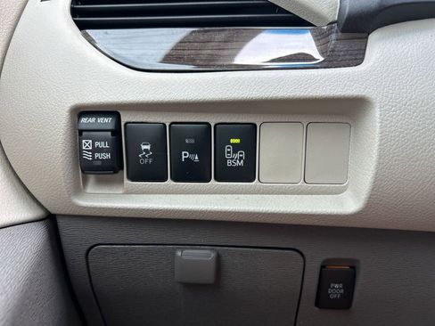 Used 2017 Toyota Sienna XLE w/ XLE Navigation Package image 32