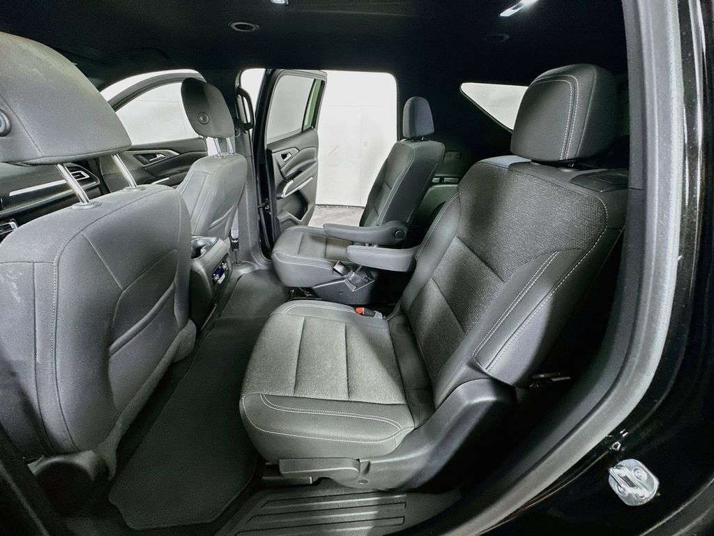 Used 2025 Chevrolet Traverse LT FWD image 15