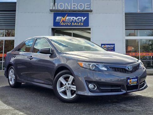 Used 2013 Toyota Camry SE FWD image 1