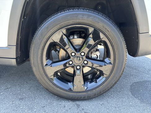 Certified 2024 Jeep Grand Cherokee Altitude AWD/4WD image 13