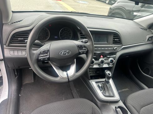 Used 2019 Hyundai Elantra SE w/ Cargo Package FWD image 12