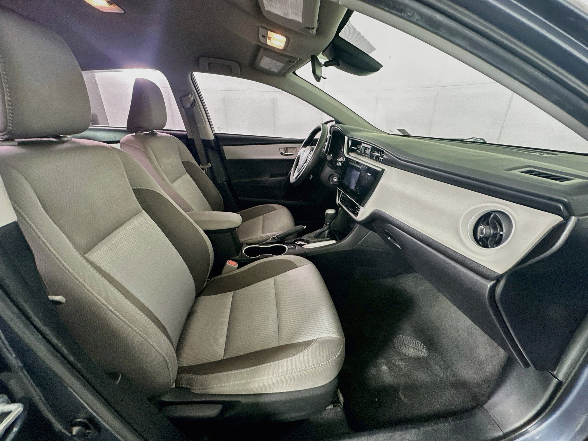 Used 2017 Toyota Corolla LE FWD image 28