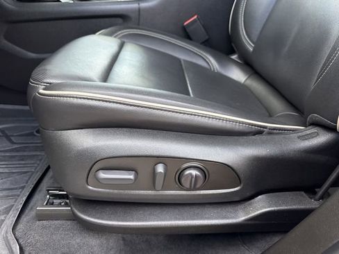 Used 2023 Chevrolet Traverse Premier image 46