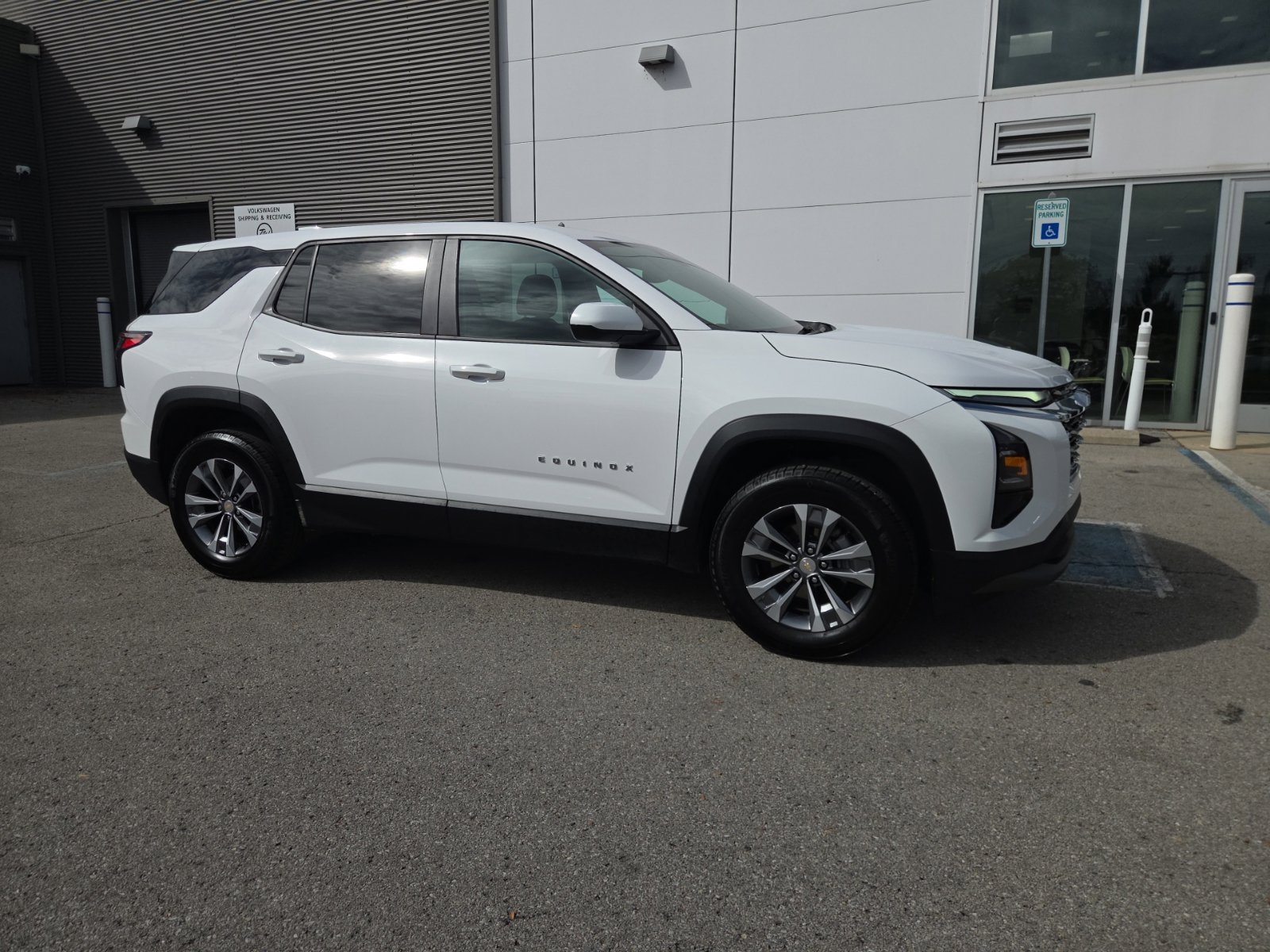 Used 2026 Chevrolet Equinox LT AWD/4WD image 3