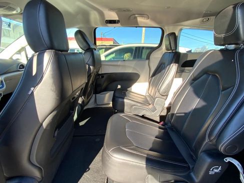 Used 2023 Chrysler Pacifica Touring-L image 11
