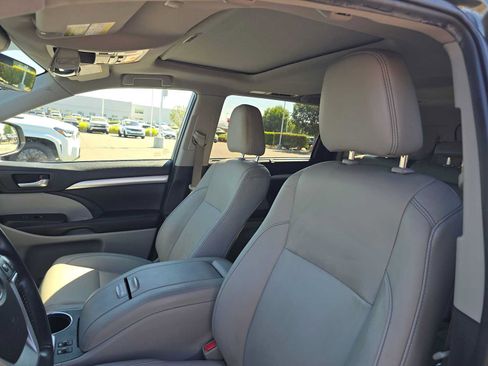 Used 2019 Toyota Highlander XLE w/ Carpet Mat Package (TMS) AWD/4WD image 23