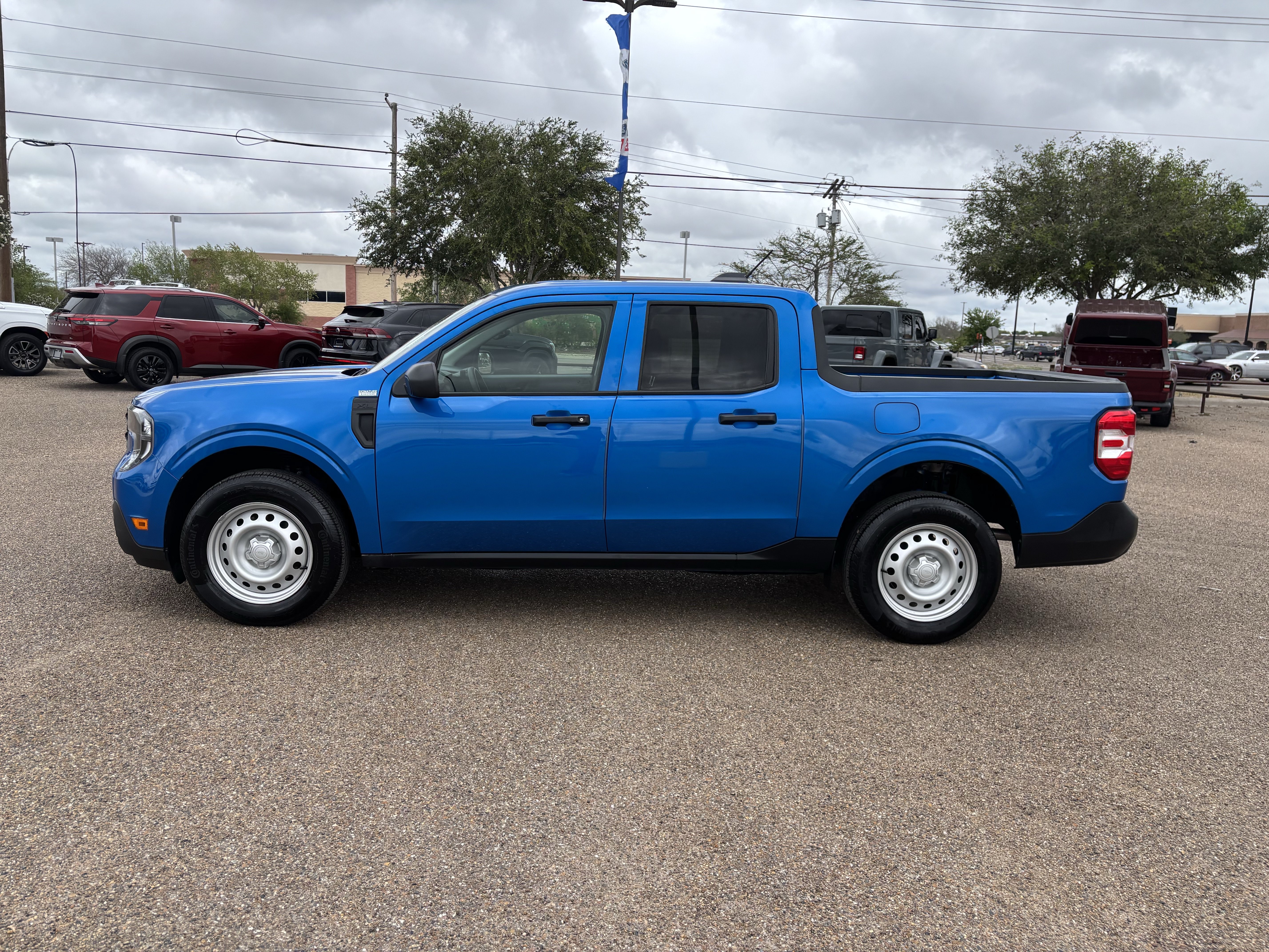 Used 2025 Ford Maverick XL FWD image 2