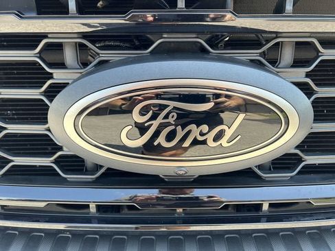 Used 2025 Ford F250 Lariat w/ Black Appearance Package AWD/4WD image 31