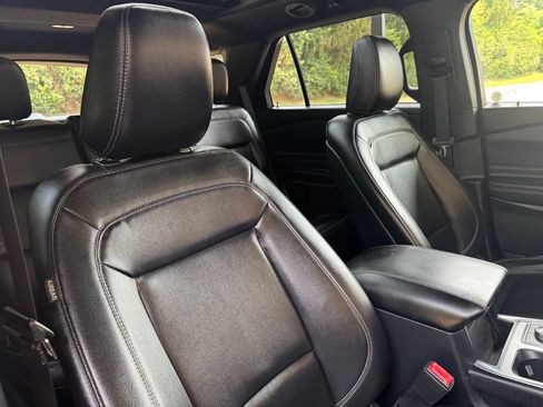Used 2020 Ford Explorer XLT w/ Equipment Group 202A AWD/4WD image 29