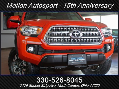 Used 2017 Toyota Tacoma TRD Off-Road w/ Premium & Technology Package image 56