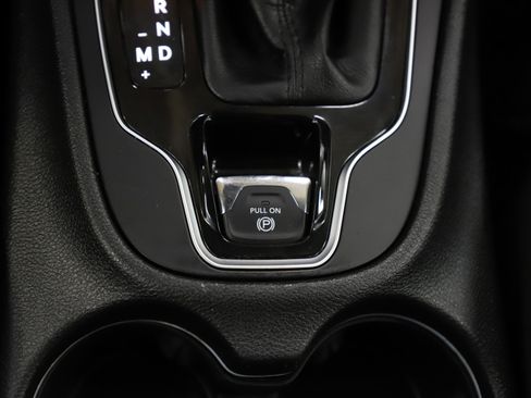 Used 2019 Jeep Cherokee Limited image 26