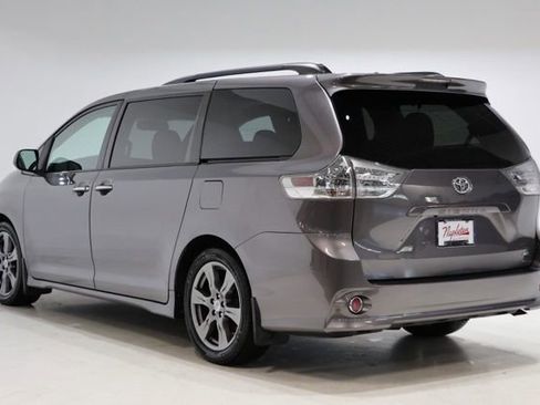 Used 2017 Toyota Sienna SE Premium FWD image 6