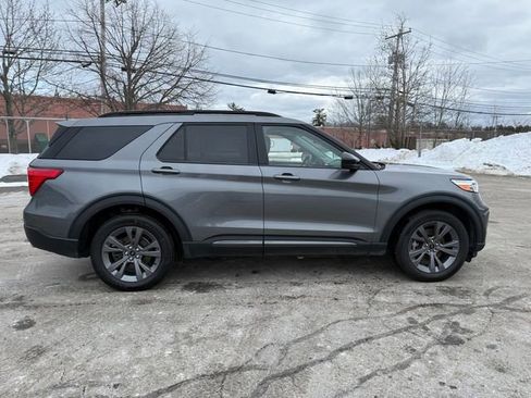 Used 2022 Ford Explorer XLT w/ Equipment Group 202A image 5