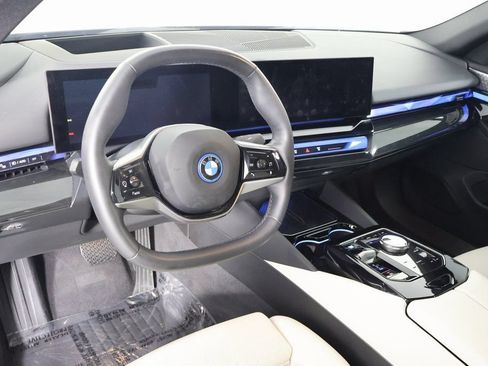 Used 2024 BMW i5 eDrive40i w/ Premium Package RWD image 7