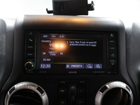 Used 2015 Jeep Wrangler Unlimited Rubicon w/ Max Tow Package AWD/4WD image 24