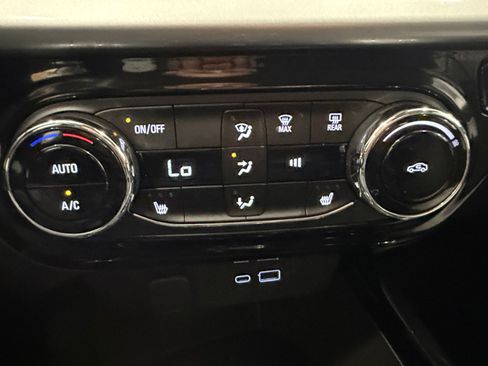 Used 2025 Chevrolet Trax LT w/ LT Convenience Package FWD image 17