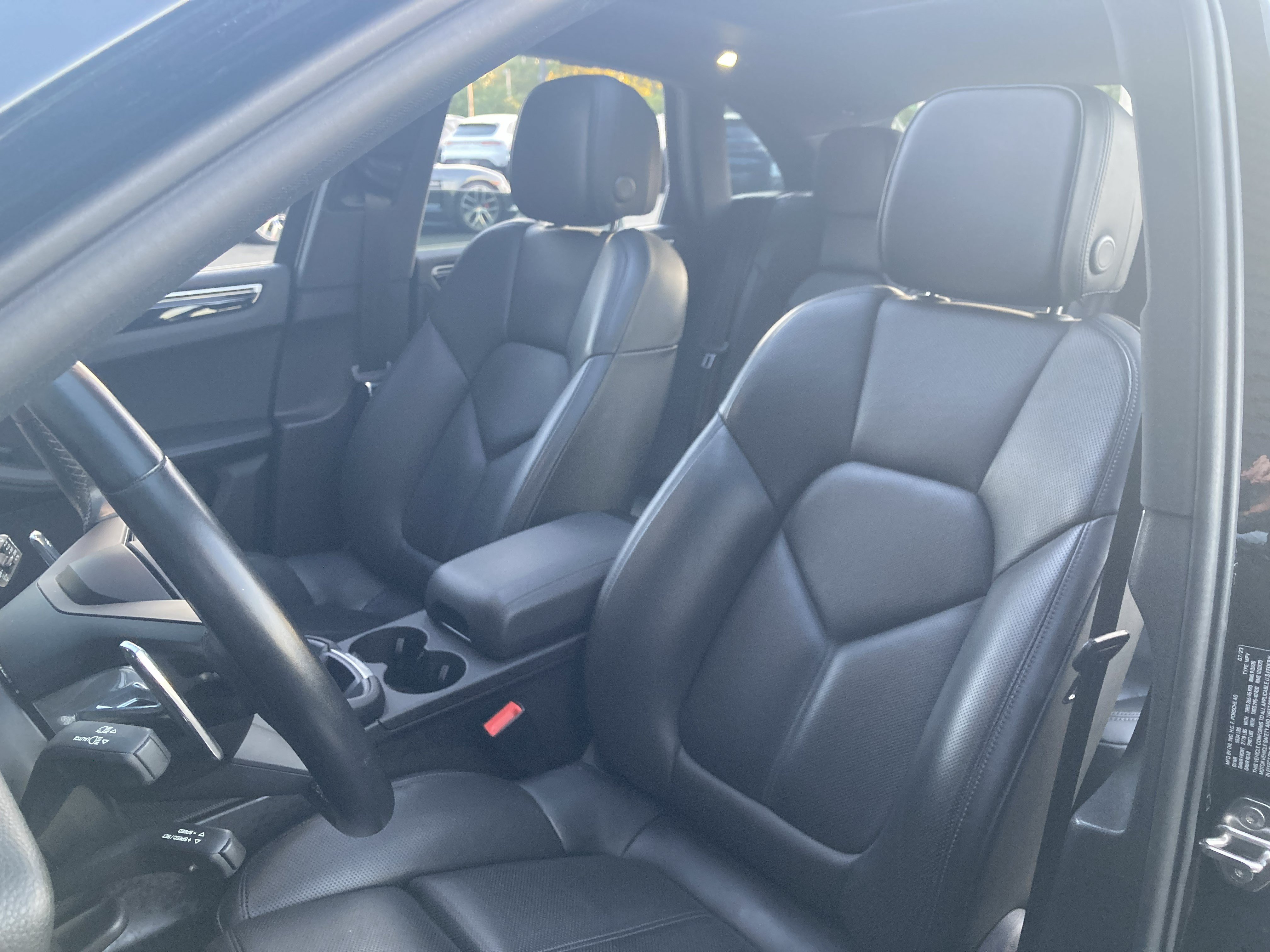 Certified 2024 Porsche Macan AWD/4WD image 5