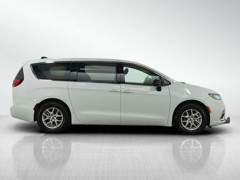 Used 2024 Chrysler Pacifica Touring-L FWD image 7