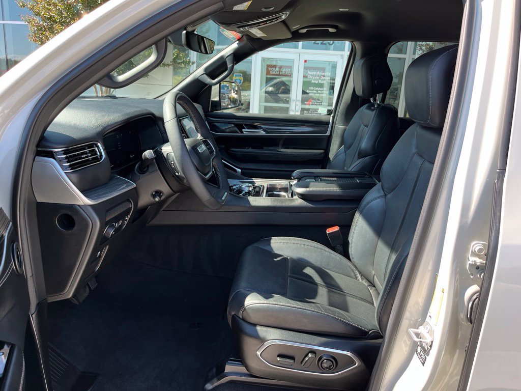 Used 2022 Jeep Wagoneer Series II RWD image 3