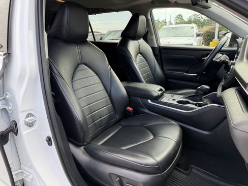 Used 2022 Toyota Highlander XLE FWD image 34