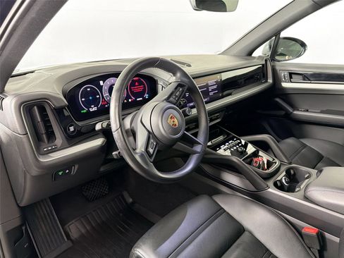 Certified 2024 Porsche Cayenne AWD/4WD image 4