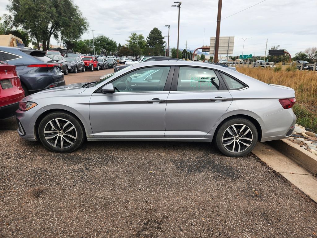 Used 2025 Volkswagen Jetta SE FWD image 7