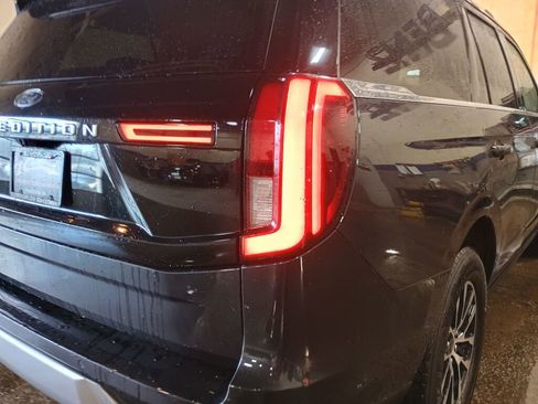 Used 2025 Ford Expedition Platinum image 21