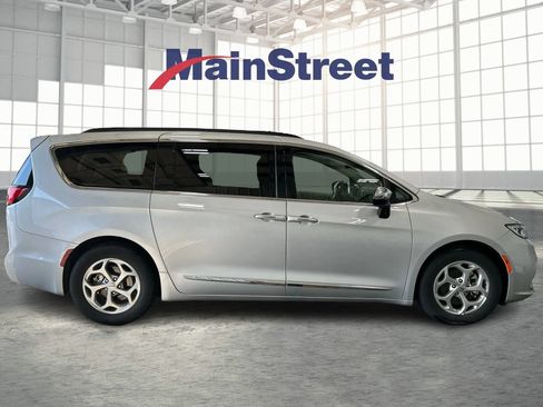 Used 2023 Chrysler Pacifica Limited FWD image 6