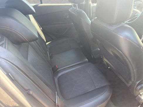 Used 2019 Chevrolet Trax LT w/ LT Convenience Package FWD image 12