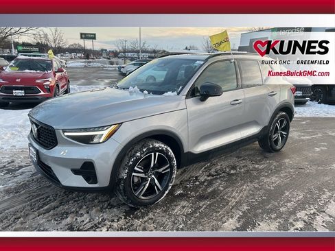 Used 2024 Volvo XC40 B5 Core image 10