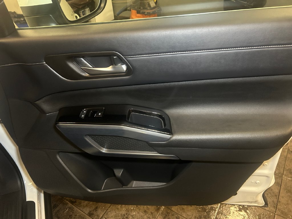 Used 2024 Nissan Pathfinder SL AWD/4WD image 18