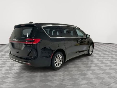 Used 2024 Chrysler Pacifica Touring-L image 11