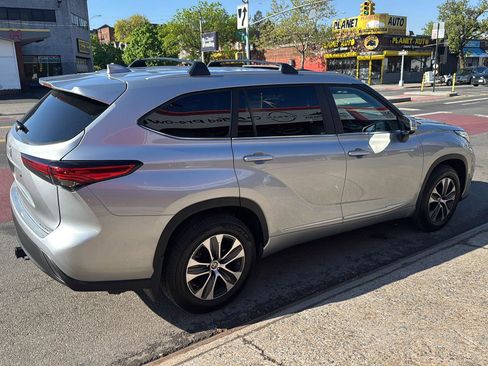 Used 2023 Toyota Highlander XLE image 6