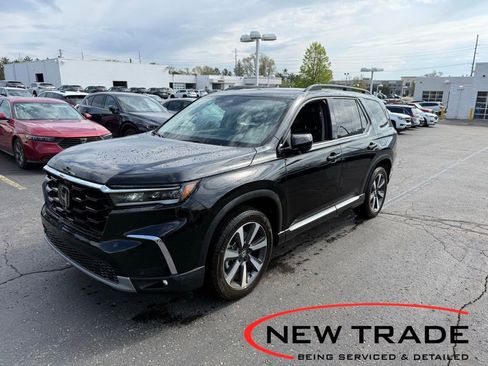 Used 2025 Honda Pilot Touring image 1