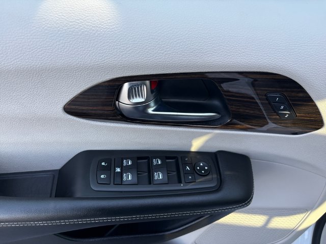 Used 2023 Chrysler Pacifica Limited FWD image 20