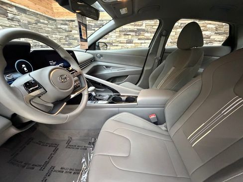 Used 2023 Hyundai Elantra SEL w/ Convenience Package image 11