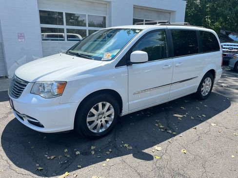 Used 2016 Chrysler Town & Country Touring FWD image 3