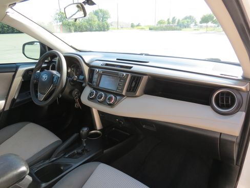 Used 2015 Toyota RAV4 LE FWD image 28